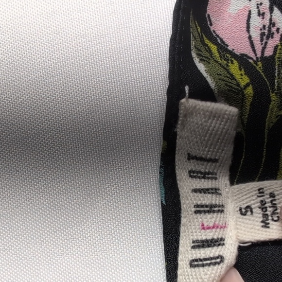 Floral Black Puff Sleeve Top Size Small - Picture 6 of 7